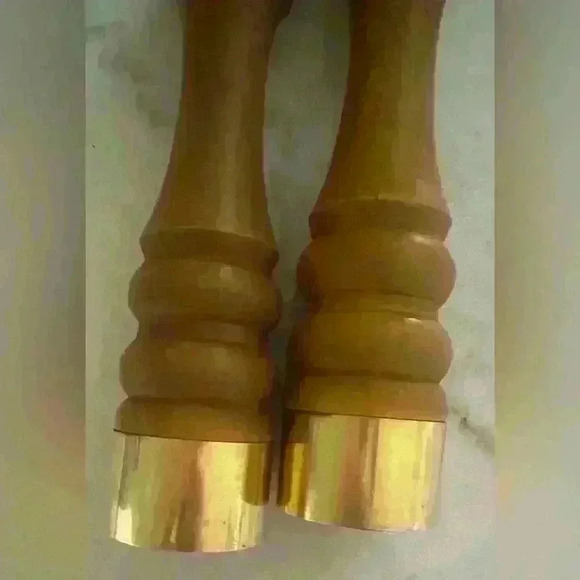 Beautiful vintage Nasco wood and brass salt and pepper shakers made in Japan. - Picture 2 of 9